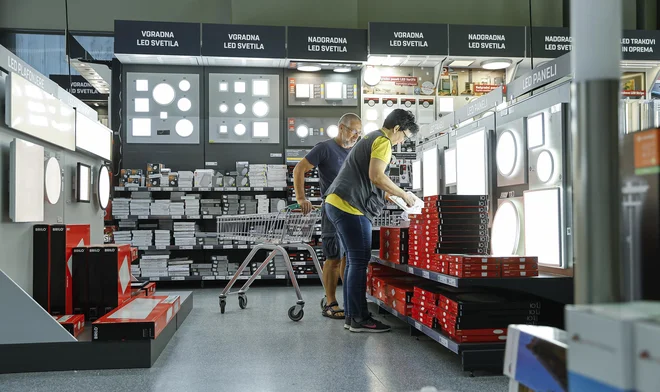 Na trgu je že čutiti pomanjkanje energijsko učinkovite opreme, kot je na primer osvetljava LED. FOTO: Jože Suhadolnik/Delo
