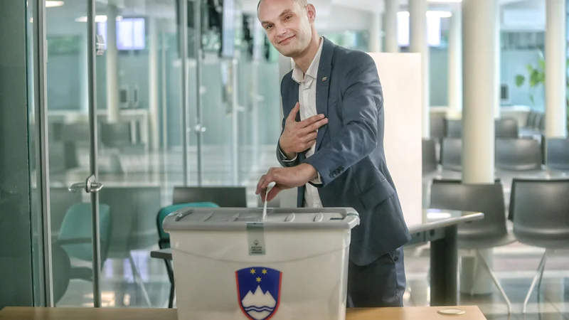 Fotografija: Kot zunanji minister je evropski komisiji v Bruselj poslal pismo, v katerem je tožaril, da v Sloveniji velja »krivosodje«. FOTO BLAŽ SAMEC/DELO
