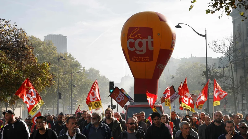 Fotografija: Sindikalna centrala CGT je včeraj pozvala na pariške ulice za višje plače. FOTO: Geoffroy Van Der Hasselt/AFP