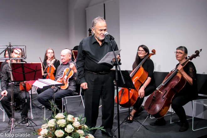 Srce orkestra je prof. dr. Pavle Košorok, abdominalni kirurg in izvrstni violinist, ki je član orkestra od začetka in mu daje vsakovrstno podporo. Foto Janez Platiše
