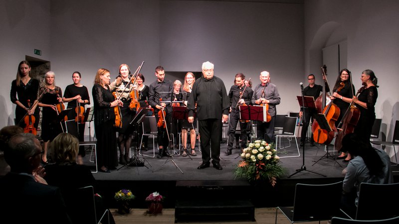 Fotografija: Jubilejni koncert Zdravniškega orkestra Camerata medica ob 30-letnici delovanja, z vodjem orkestra Francem Avsenkom. FOTO: Janez Platiše
