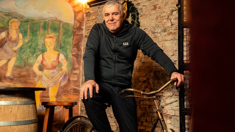 Fotografija: Zoran Predin pravi, da so v Lačnem Franzu sami strastni ljudje, ki so, kadar koli skočijo v bazen česar koli, temeljiti. FOTO: Črt Piksi
