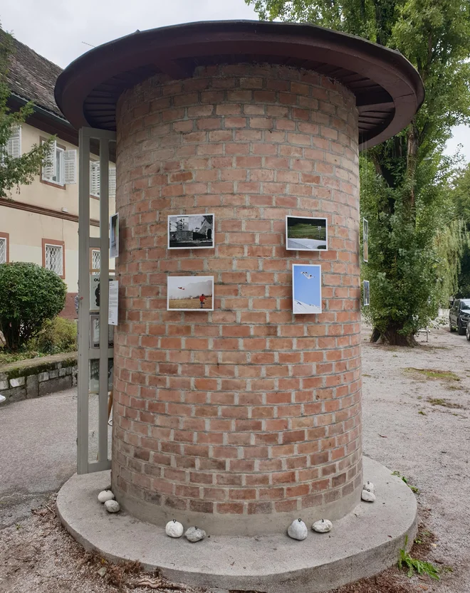 Prostor včasih namesto grajene arhitekturne intervencije potrebuje le zanimiv program. Tako kot ga je Plečnikova trafika na ljubljanski Vegovi – v svoji oživljeni in dopolnjeni funkciji. Poslej živi kot mini kulturni center. FOTO: Simon Chang