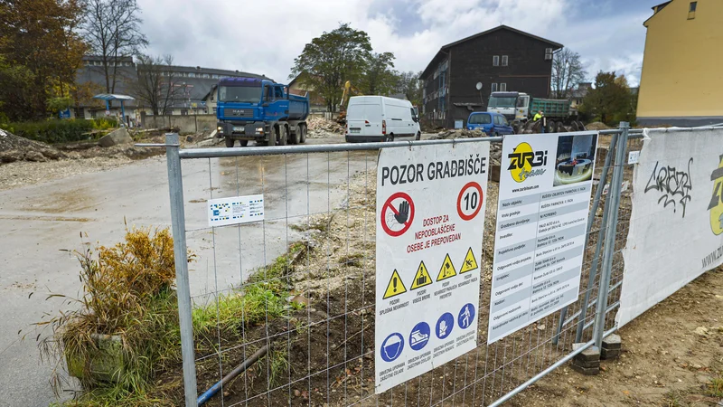 Fotografija: Na zemljišču na Parmovi ulici, velikem okoli 6500 kvadratnih metrov, bodo zgradili pet vila blokov. FOTO: Jože Suhadolnik/Delo
