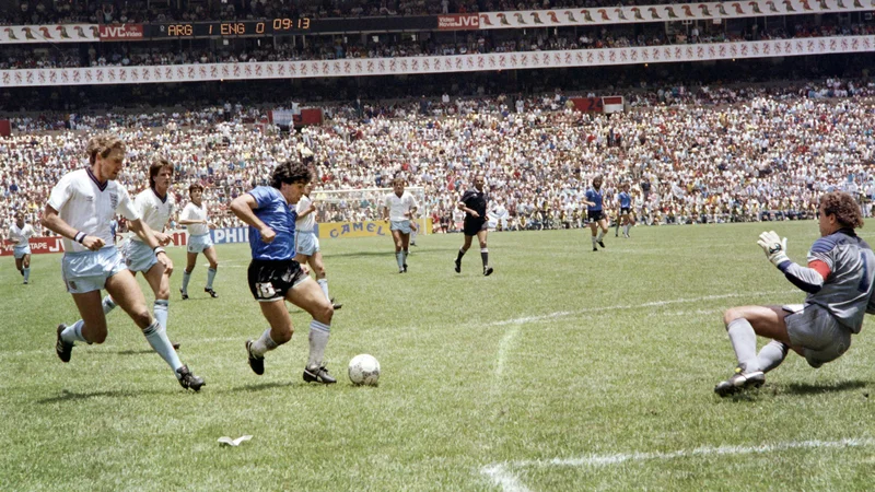 Diego Maradona je v slalomu nanizal pet angleških nogometašev in zabil gol stoletja. FOTO: AFP