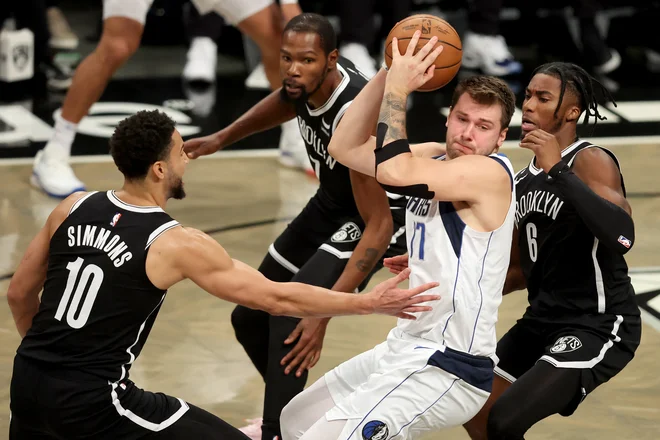 Obkrožen z vseh strani je Luka Dončić vselej našel poravo rešitev. FOTO: Brad Penner/Usa Today Sports
