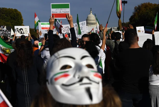 V Iranu protesti po smrti Mahse Amini trajajo že štirideset dni, solidarnost z iranskimi ženskami pa s shodi kažejo tudi drugod po svetu. Pomemben dejavnik za uspeh iranskih protestnikov je uporaba različnih komunikacijskih omrežij, česar se v Iranu (in drugih avtoritarnih državah) še kako zavedajo. FOTO:&nbsp;Olivier Douliery/AFP
