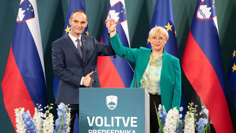 Fotografija: Zmagovalca prvega kroga sta si segla v roko. Drugi krog ju čaka 13. novembra. FOTO: Jure Eržen