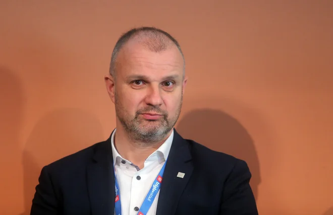 Generalni direktor GZS Aleš Cantarutti je opozoril: &raquo;Na naših najpomembnejših trgih že omejujejo in zaustavljajo proizvodnjo ter govorijo o zmanjšanem povpraševanju. Običajno posledice tega z zamikom občutijo tudi slovenska podjetja.&laquo; FOTO:Blaž Samec/Delo
