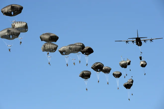 Ameriški vojaški padalci na Natovih vojaških vajah junija 2016. FOTO: Janek Skarzynski/AFP