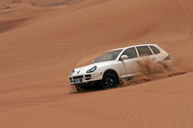 Prototip Colorado med testiranjem vzdržljivosti na sipinah v soparnem Dubaju FOTO: Porsche
