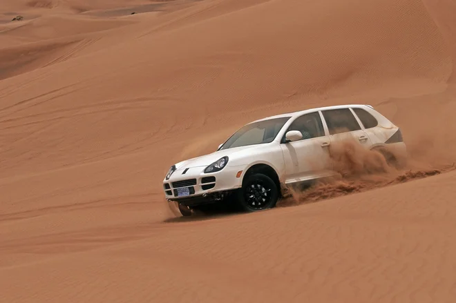 Prototip Colorado med testiranjem vzdržljivosti na sipinah v soparnem Dubaju FOTO: Porsche
