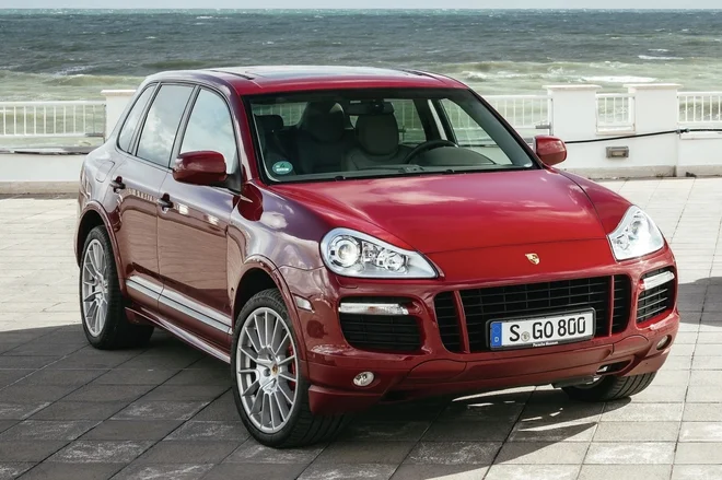 Nad pokrov motorja dvignjene prednje blatnike in široke boke je Cayenne podedoval po modelu 911. FOTO: Porsche
