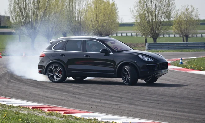 Cayenne druge generacije je odločneje sledil obliki in vozni dinamiki modela 911. FOTO: Porsche
