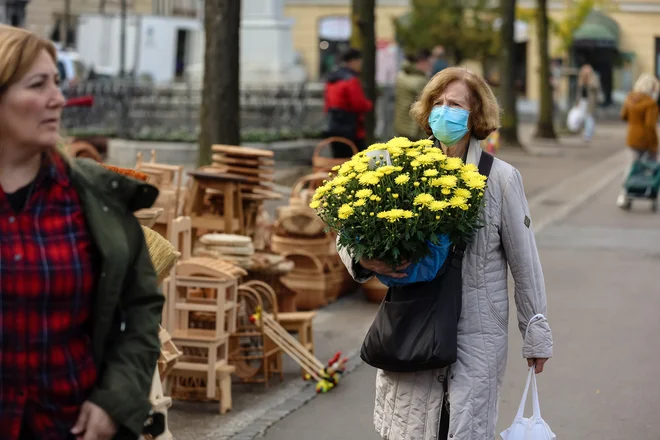 Nujni ukrepi za obvladovanje širjenja epidemije covida-19 ne predvidevajo več mask; ščiti se vsak sam po lastni presoji. Foto Črt Piksi