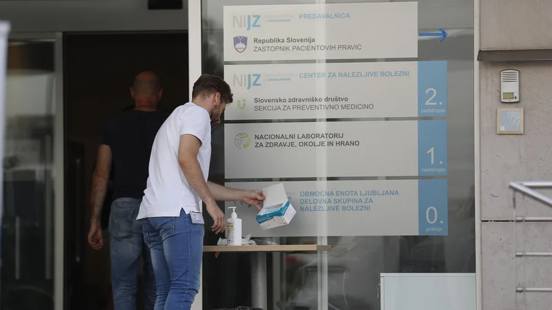 Fotografija: Nacionalni inštitut za javno zdravje (NIJZ) neprofitnemu društvu Sledilnik, ki že vse od leta 2020 spremlja, osvežuje in analizira razširjenost okužb, v zadnjem času ne posreduje več ažuriranih podatkov o številu okuženih, lokacijah z največ okužbami, precepljenosti in podobno. FOTO LEON VIDIC/DELO