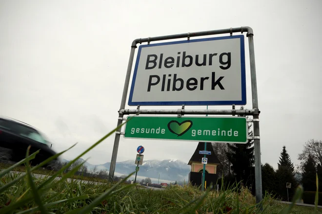 Koroško-slovenske mladinske in študentske organizacije so dale jasen signal, da kompromisa &raquo;17,5 odstotka&laquo; iz leta 2011 ne sprejemajo, saj je avstrijsko ustavno sodišče razsodilo, da morajo povsod tam, kjer živi 10 odstotkov pripadnikov manjšine, stati dvojezični napisi. FOTO UROŠ HOČEVAR/DELO

