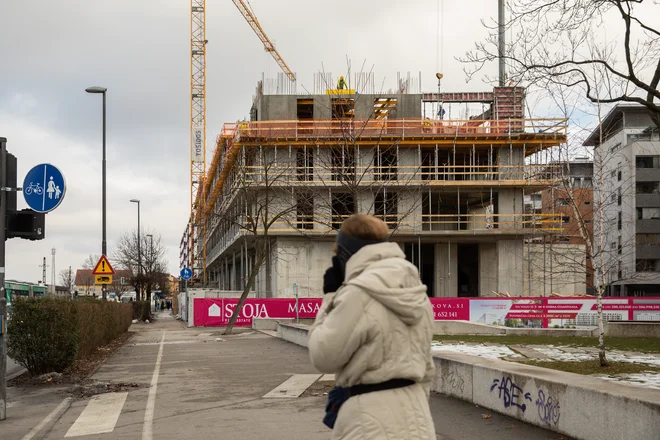 Zaradi pomanjkanja prostora za LPP, za taksi službe, zaradi pretočnosti na Fabianijevem obroču ... je treba preprečiti nadaljnjo prodajo zemljišč ob Masarykovi cesti. FOTO ČRT PIKSI
