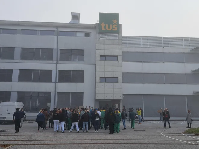 Okoli sto zaposlenih je bilo pred Tuševo stavbo, številni zaposleni pa so se protestu pridružili na delovnem mestu, od koder so pošiljali fotografije, ki jih je Sindikat Tuš objavljal na družbenem omrežju. FOTO: Špela Kuralt/Delo