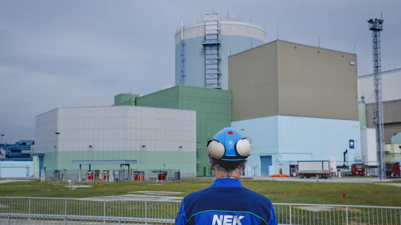 Fotografija: Jedrska elektrarna bo v remontu pet dni dlje, kot je bilo predvideno. FOTO: Jože Suhadolnik/Delo