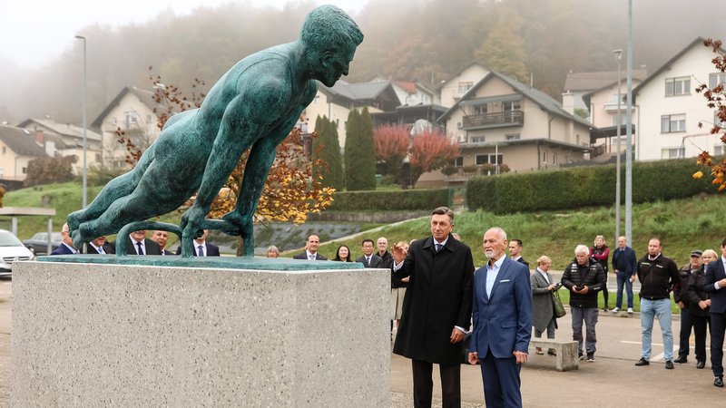 Fotografija: Odkritje spomenika Miroslavu Cerarju, slednji je v družbi predsednika Republike Slovenije Boruta Pahorja. FOTO: Črt Piksi
