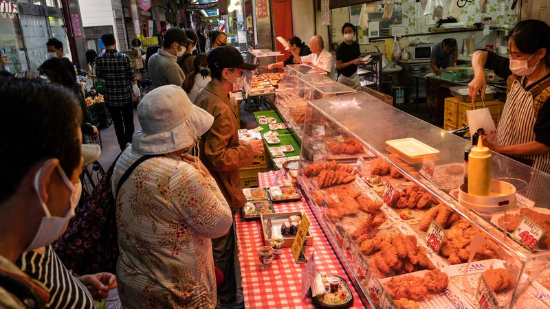 Fotografija: Vrednost jena se je znižala na 150 jenov za ameriški dolar, kar je najnižja vrednost japonske valute po letu 1990. FOTO: Richard A. Brooks/AFP