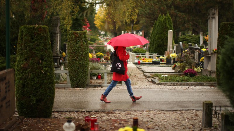 Fotografija: V Sloveniji zakon o pogrebni in pokopališki dejavnosti dovoljuje le pokop s krsto, žaro ali raztros pepela. FOTO: Jure Eržen
