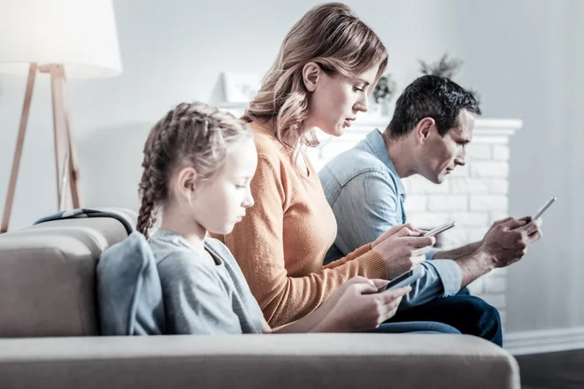 Pametni telefon, naša duša in telo.FOTO: Arhiv Polet/Dmytro Zinkevych/Shutterstock
