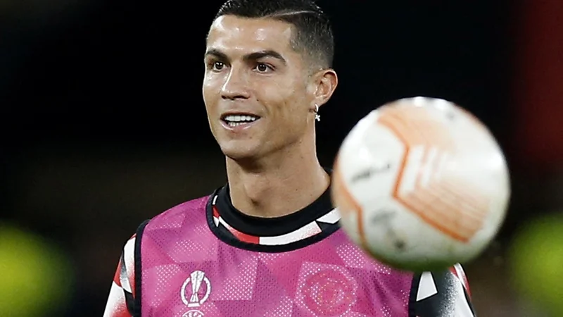 Fotografija: Cristiano Ronaldo še izbira, kje bo nadaljeval kariero, a vse kaže, da bi jo lahko zaključil v domovini na Portugalskem. FOTO: Craig Brough/Reuters