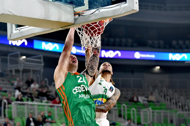 Alen Omić je imel iz igre stoodstoten met 8:8. FOTO: Cedevita Olimpija
