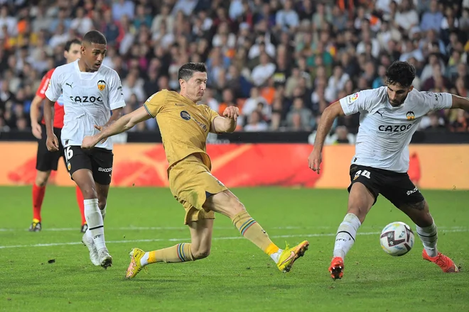 Poljak Robert Lewandowski je bil spet ključni mož v moštvu Barcelone. FOTO: Jose Jordan/AFP
