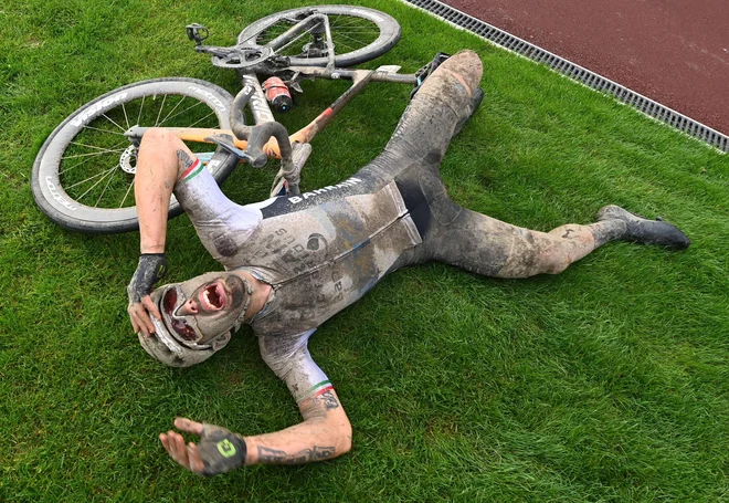 Leto dni po veliki zmagi na znameniti in najtežji enodnevni kolasarski dirki kolesarski Paris – Roubaix je 32-letni Italijan Sonny Colbrelli moral končati športno kariero. FOTO: Vincent Kalut/Reuters
