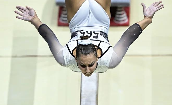 Lucija Hribar med kvalifikacijami na gredi. FOTO: Paul Ellis/AFP