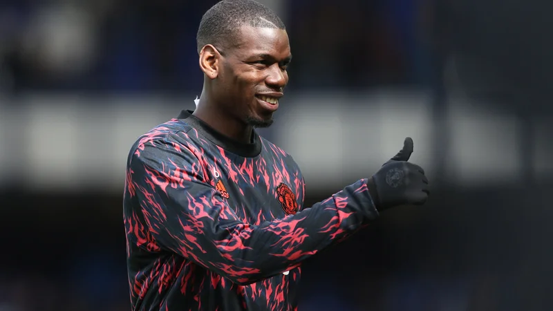 Fotografija: Paul Pogba med ogrevanjem na aprilski tekmi Manchester Uniteda z Evertonom v Liverpoolu. FOTO: Phil Noble/Reuters