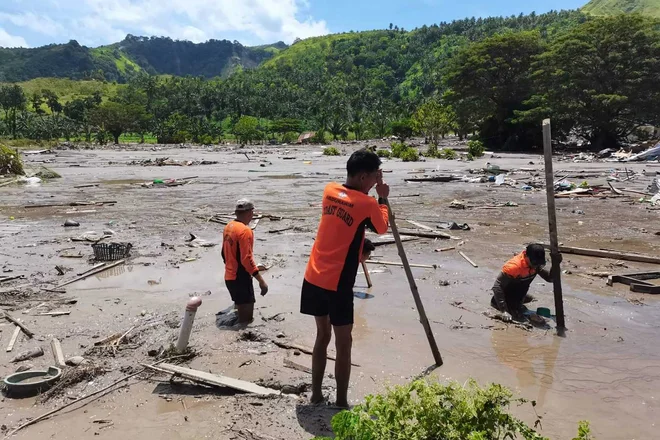 Filipinska obalna straža išče žrtve tajfuna. FOTO: AFP
