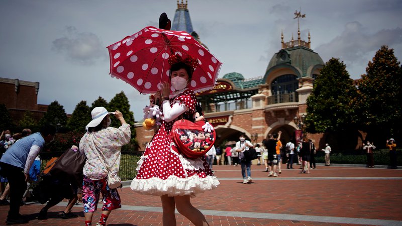 Fotografija: Šangajski Disneyland so nenapovedano zaprli, z obiskovalci vred. FOTO: Aly Song/Reuters
