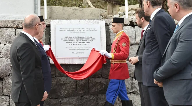 Slovesnosti ob postavitvi plošče so se skupaj udeležili vodja hrvaške diplomacije Gordan Grlić Radman in minister za veterane Tomo Medved ter takrat še črnogorska ministra Krivokapić in Konjević. Slednja so potem razrešili, plošča pa so tudi že umaknili. FOTO: Cropix

