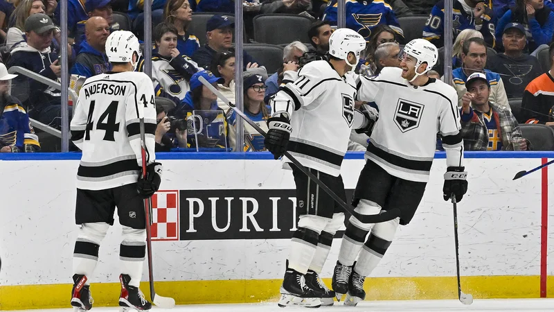 Fotografija: Hokejisti moštva Los Angeles Kings in Anže Kopitar (v sredini)so se razigrali v St.Louisu za drugo zaporedno gostujočo zmago. FOTO: Jeff Curry/Usa Today Sports
