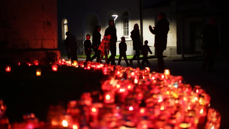 Fotografija: Nemogoče je govoriti o filmski prezentaciji smrti, ne da bi omenili Ingmarja Bergmana in njegovo eksistencialno mojstrovino Sedmi pečat. FOTO: Jure Eržen/Delo