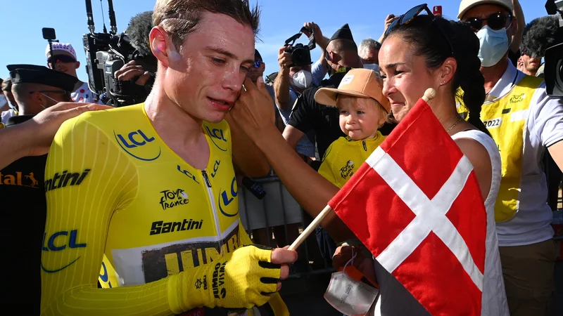 Fotografija: Jonas Vingegaard sta s soprogo Trine Marie Hansen, s katero imata hčerko Trimo, velika navdušnca bnad Španijo, kjer bo Danec opravil glavnino pripav za naslednjo sezono. FOTO: Tim De Waele/Reuters
