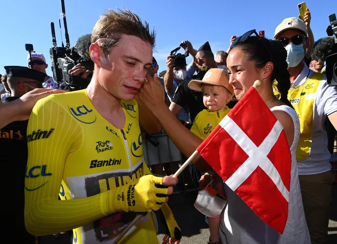 Jonas Vingegaard sta s soprogo Trine Marie Hansen, s katero imata hčerko Trimo, velika navdušnca bnad Španijo, kjer bo Danec opravil glavnino pripav za naslednjo sezono. FOTO: Tim De Waele/Reuters
