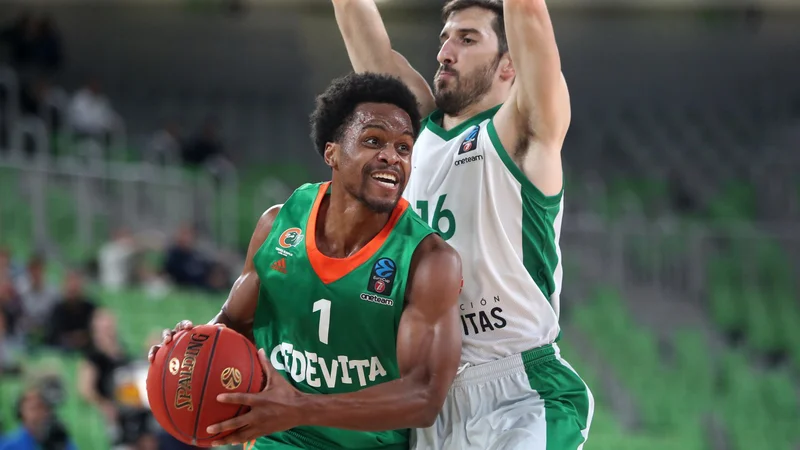 Fotografija: Yogi Ferrell (povp. 16 točk) je ob Joshu Adamsu (15,3) edini v stožiški zasedbi z dvomestnim povprečjem v evropskem pokalu. FOTO: Cedevita Olimpija