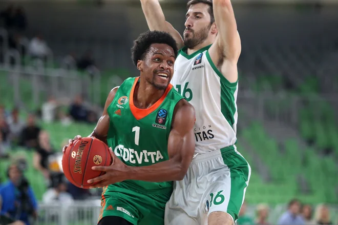 Yogi Ferrell (povp. 16 točk) je ob Joshu Adamsu (15,3) edini v stožiški zasedbi z dvomestnim povprečjem v evropskem pokalu. FOTO: Cedevita Olimpija
