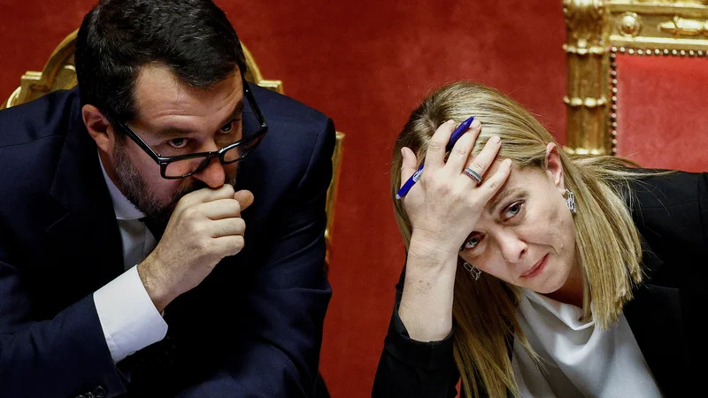 Fotografija: Italijanska premirka Giorgia Meloni in infrastrukturni minister Matteo Salvini sta zabavam napovedala vojno. FOTO: Guglielmo Mangiapane/Reuters
