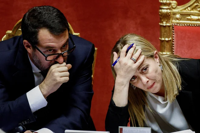 Italijanska premirka Giorgia Meloni in infrastrukturni minister Matteo Salvini sta zabavam napovedala vojno. FOTO: Guglielmo Mangiapane/Reuters