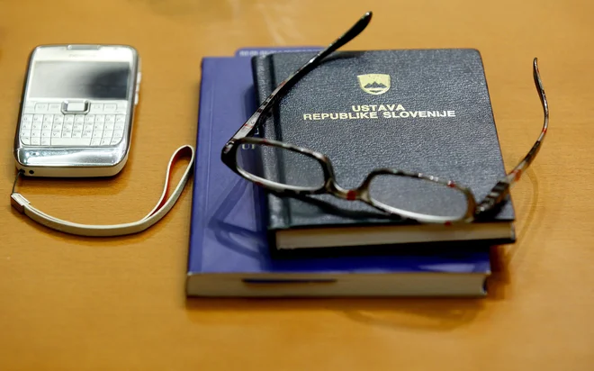 Prvi posvet predstavnikov parlamentarnih strank pri predsedniku vlade Robertu Golobu je pokazal, kje najprej bi bile mogoče spremembe ustave. FOTO: Blaž Samec