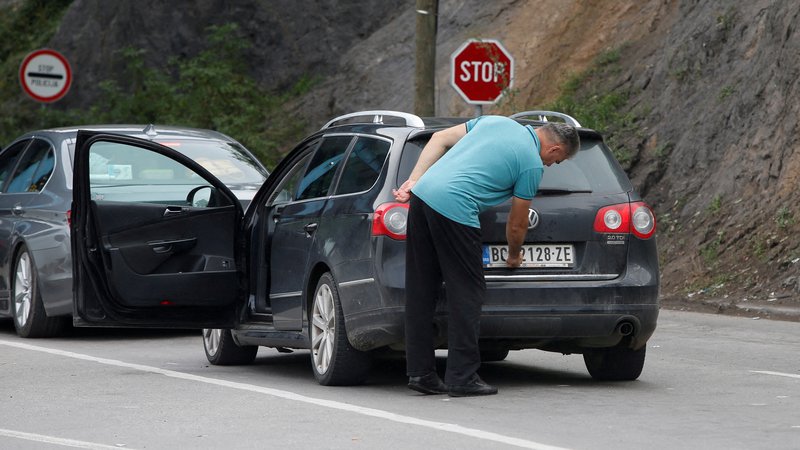 Fotografija: Na mejnem prehodu Jerinje so srbski vozniki dobivali opozorila zaradi registrskih tablic. FOTO: Ognen Teofilovski/Reuters
