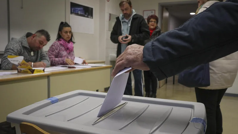 Volilni maraton se nadaljuje. Trinajstega novembra bo najprej na vrsti drugi krog predsedniških volitev, teden dni pozneje pa prvi krog volitev županov in svetnikov. FOTO: Jože Suhadolnik