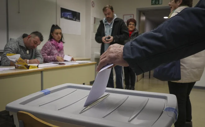 Volilni maraton se nadaljuje. Trinajstega novembra bo najprej na vrsti drugi krog predsedniških volitev, teden dni pozneje pa prvi krog volitev županov in svetnikov. FOTO: Jože Suhadolnik
