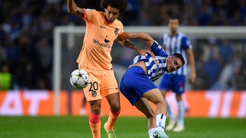 Fotografija: Tudi ugledni Atleticov Belgijec Axel Witsel (levo) ni našel prave poti proti Portu in njegovem Kanadčanu Stephenu Eustaquiu.FOTO: Miguel Riopa/AFP
